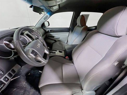 Used 2015 Toyota Tacoma PreRunner image 19