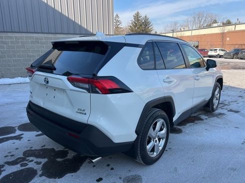 Used 2021 Toyota RAV4 XLE Premium image 5