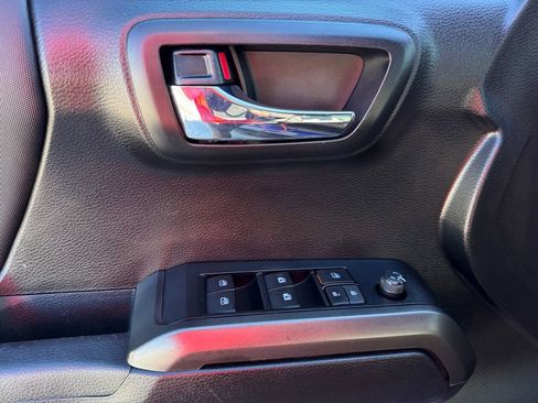 Used 2022 Toyota Tacoma TRD Off-Road image 38