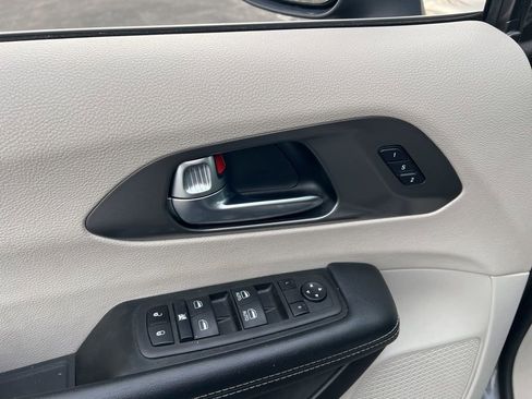 Used 2023 Chrysler Pacifica Touring-L image 9