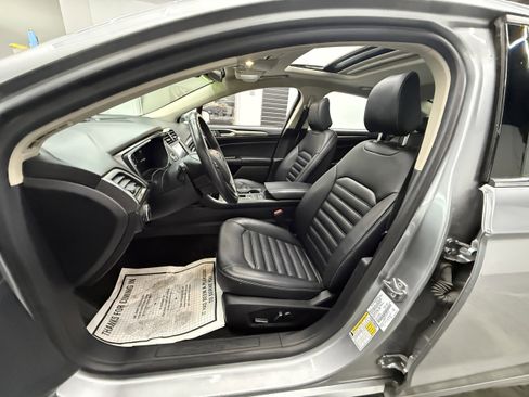 Used 2020 Ford Fusion SE image 12