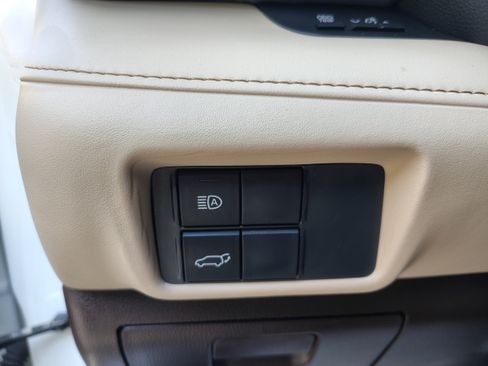 Used 2020 Toyota Highlander XLE AWD/4WD image 28