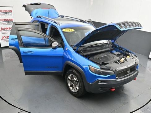 Used 2019 Jeep Cherokee Trailhawk w/ Comfort/Convenience Group AWD/4WD image 29