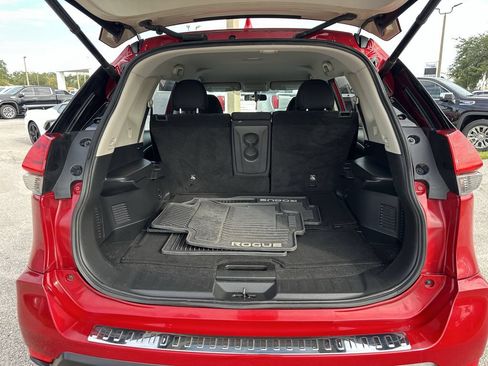 Used 2017 Nissan Rogue SV w/ SV Premium Package FWD image 12