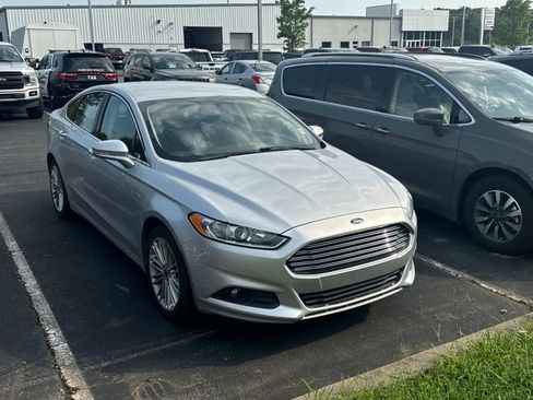 Used 2016 Ford Fusion SE w/ Equipment Group 202A FWD image 2
