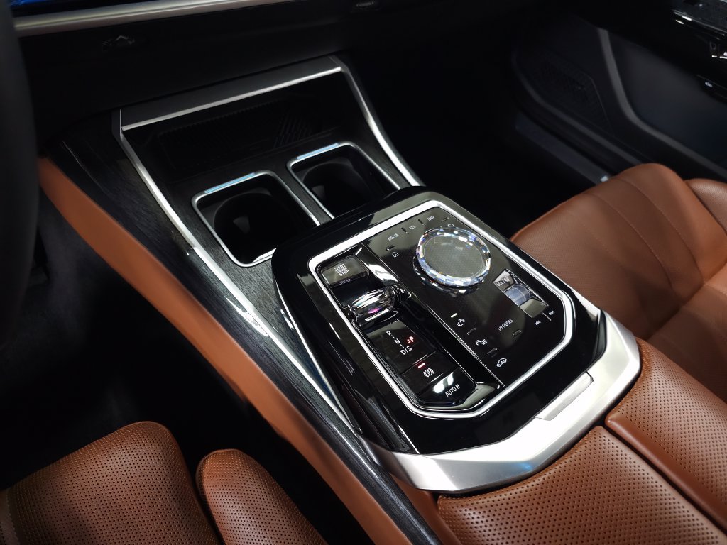 Used 2023 BMW 760i xDrive AWD/4WD image 38