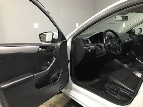 Used 2017 Volkswagen Jetta SE image 9
