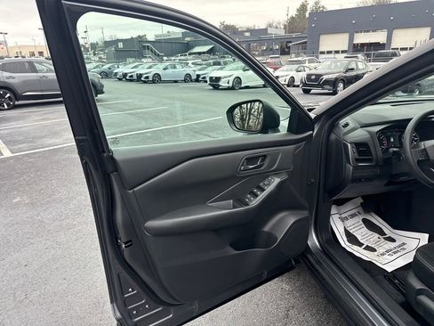 Used 2025 Nissan Rogue S image 11