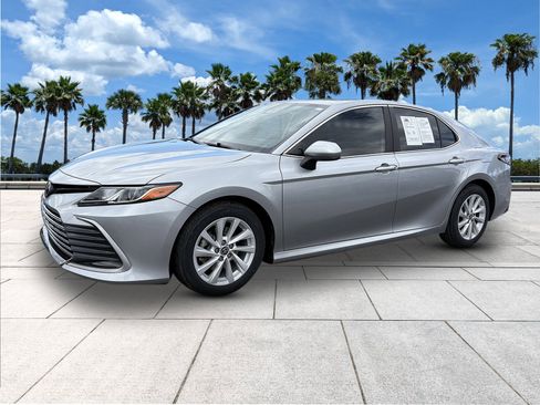 Used 2021 Toyota Camry LE image 4