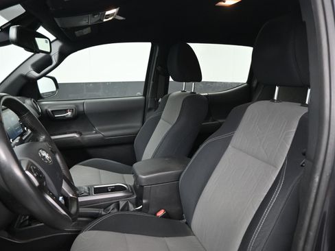 Used 2020 Toyota Tacoma TRD Sport image 17