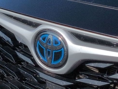 Used 2021 Toyota Highlander LE FWD image 11