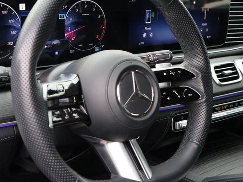 Used 2024 Mercedes-Benz GLS 580 4MATIC image 5