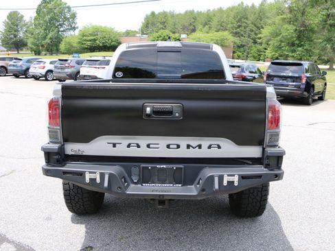 Used 2021 Toyota Tacoma TRD Off-Road w/ Technology Package AWD/4WD image 4