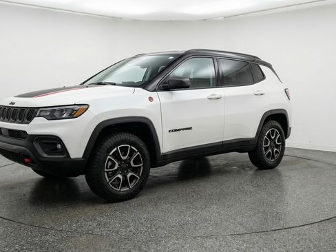 Used 2025 Jeep Compass Trailhawk image 3