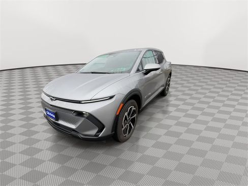 Used 2025 Chevrolet Equinox EV LT w/ Comfort Package image 3