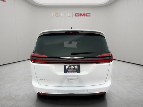 Used 2024 Chrysler Pacifica Touring-L image 6