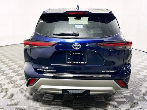 Used 2024 Toyota Highlander Platinum FWD image 4