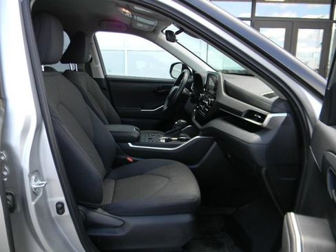 Used 2023 Toyota Highlander LE AWD/4WD image 25