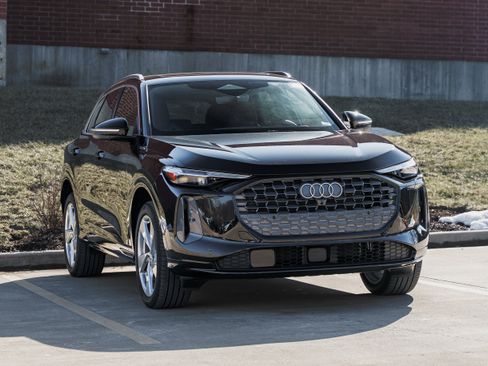 Used 2025 Audi Q5 Premium Plus w/ Premium Plus image 2