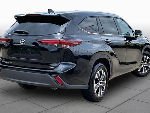 Used 2025 Toyota Highlander XLE FWD image 13