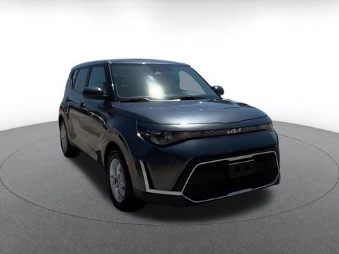 Used 2025 Kia Soul LX w/ LX Technology Package FWD image 3