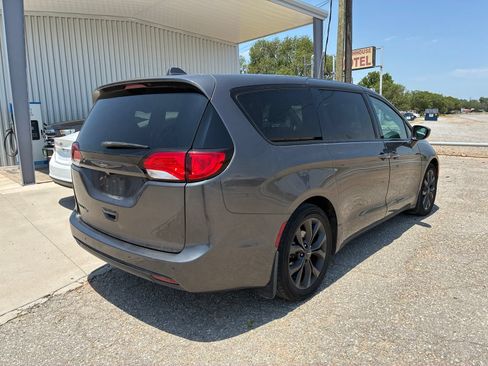 Used 2018 Chrysler Pacifica Touring Plus w/ S Appearance Package FWD image 12