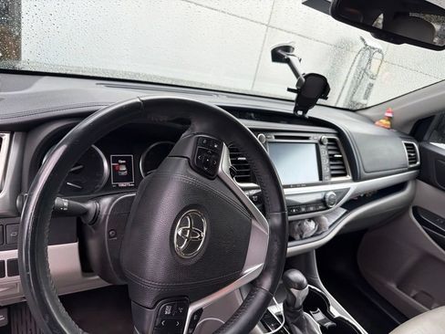 Used 2016 Toyota Highlander XLE FWD image 10