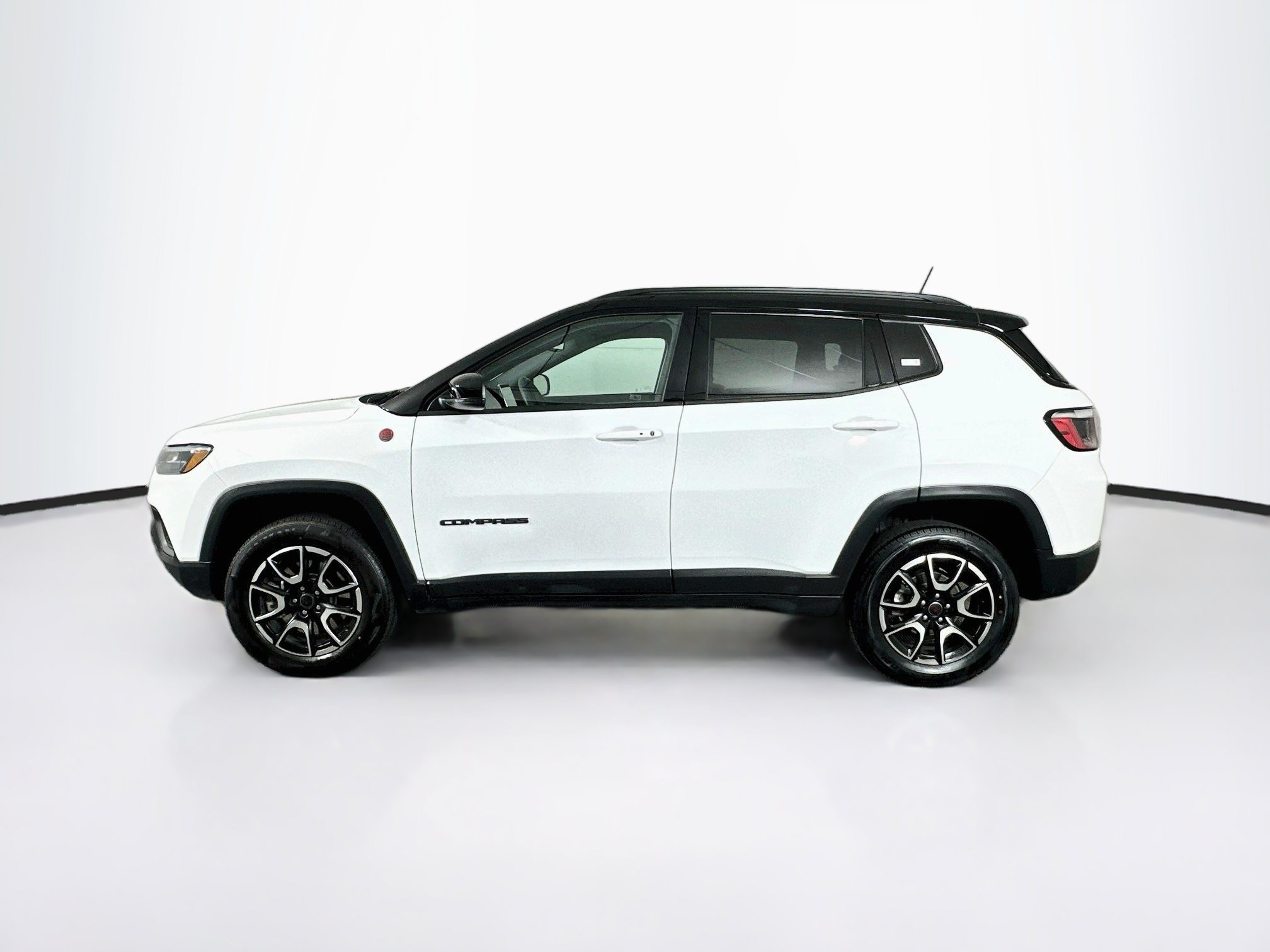Used 2025 Jeep Compass Trailhawk AWD/4WD image 4