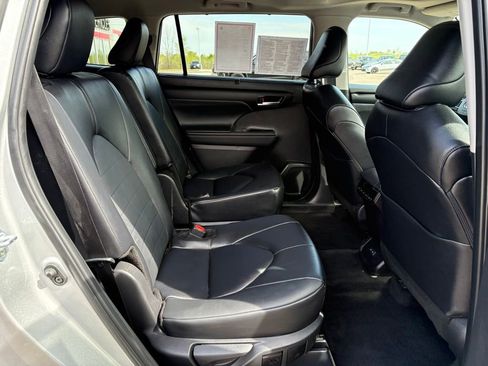 Certified 2025 Toyota Highlander XLE AWD/4WD image 17