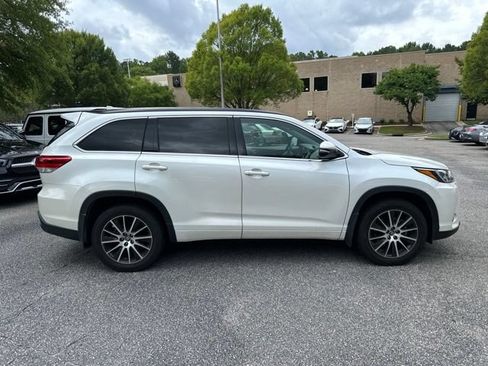 Used 2017 Toyota Highlander SE AWD/4WD image 4