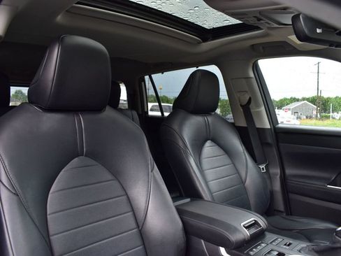 Used 2020 Toyota Highlander XLE AWD/4WD image 16
