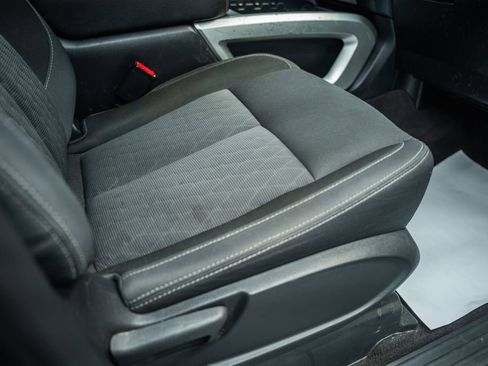 Used 2022 Nissan Titan SV w/ SV Convenience Package image 35