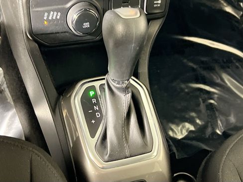 Used 2022 Jeep Renegade Latitude w/ Convenience Group AWD/4WD image 17