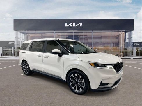 Used 2022 Kia Carnival EX image 2