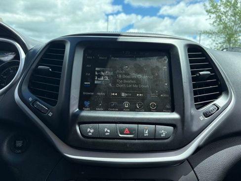 Used 2017 Jeep Cherokee Overland w/ Technology Group AWD/4WD image 10