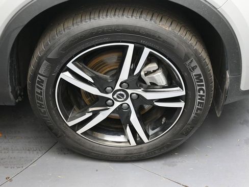 Certified 2025 Volvo XC40 B5 Core image 10