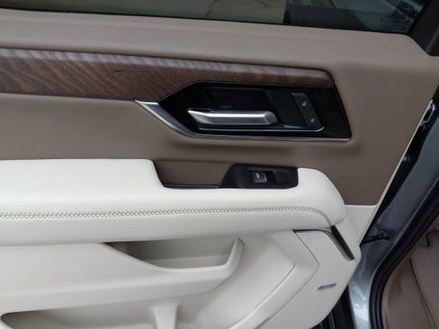 Used 2025 GMC Yukon XL Denali w/ Denali Reserve Package image 32