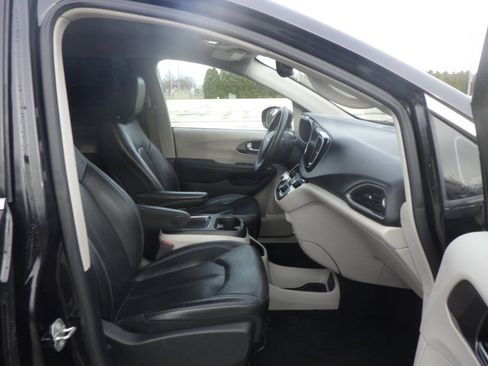 Used 2022 Chrysler Pacifica Touring-L FWD image 15