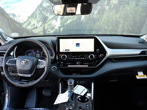 New 2026 Toyota Highlander Limited image 9
