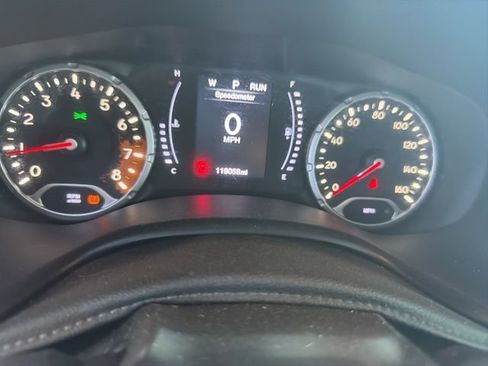 Used 2018 Jeep Renegade Latitude w/ Popular Equipment Group AWD/4WD image 8