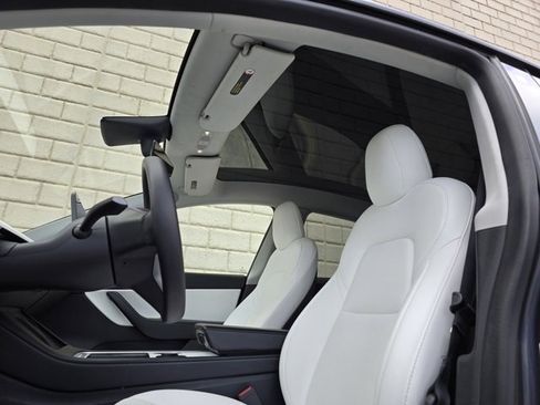 Used 2021 Tesla Model Y Long Range image 23