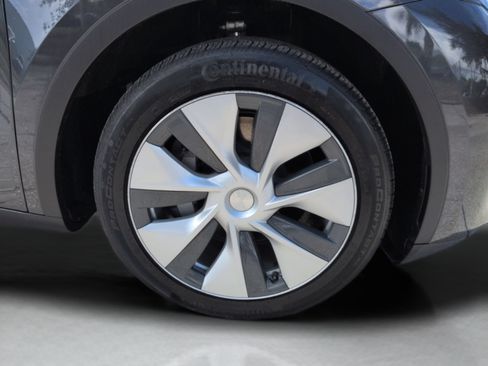 Used 2024 Tesla Model Y 2WD image 13