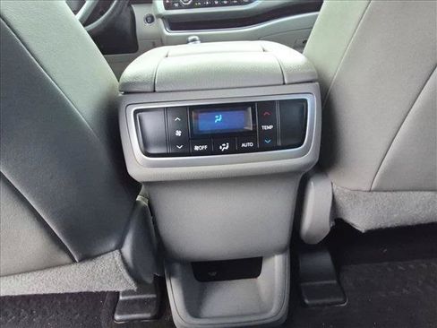 Used 2019 Toyota Highlander XLE FWD image 13