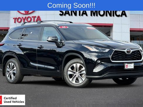 Certified 2025 Toyota Highlander XLE AWD/4WD image 1