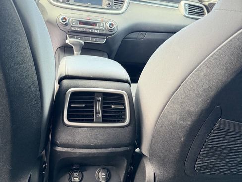 Used 2019 Kia Sorento S image 29