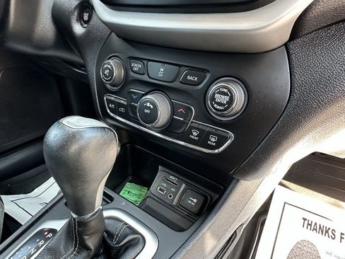 Used 2018 Jeep Cherokee Latitude Plus image 11