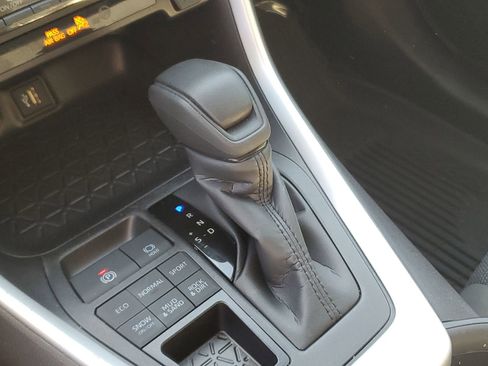 Certified 2025 Toyota RAV4 LE AWD/4WD image 31