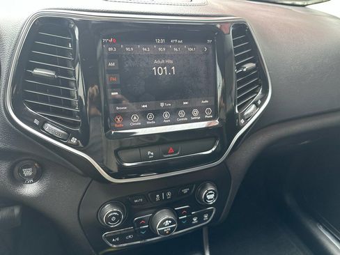 Used 2019 Jeep Cherokee Limited image 17