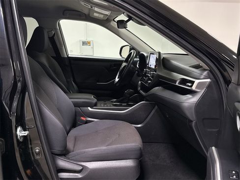 Used 2024 Toyota Highlander LE image 21