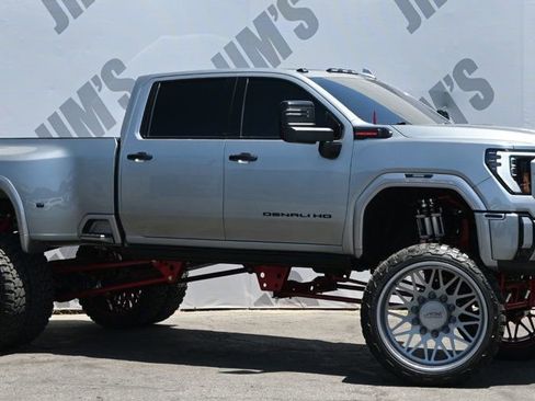 Used 2024 GMC Sierra 3500 Denali w/ Denali Reserve Package AWD/4WD image 3